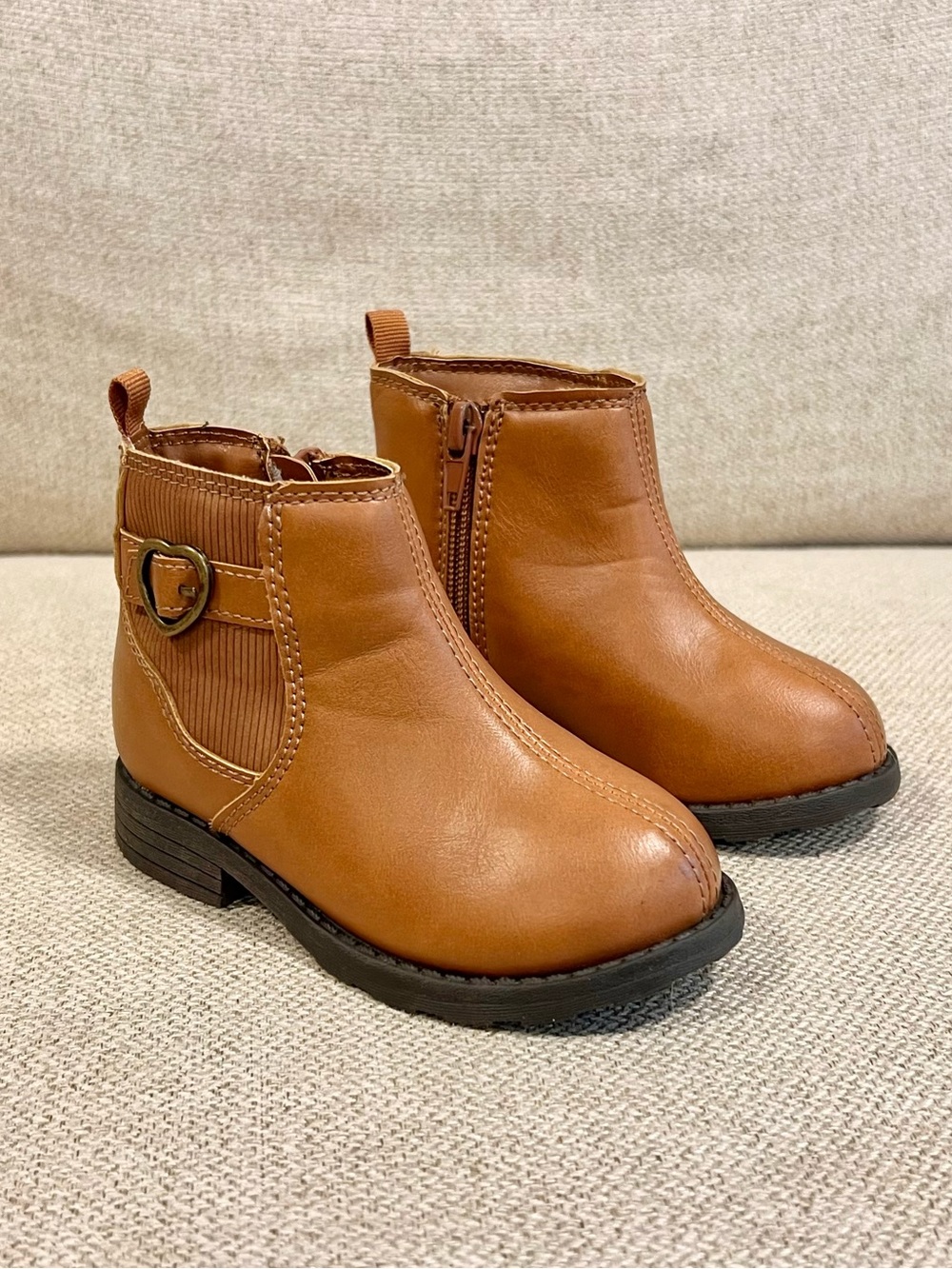 Carter’s LENA Size 6 Toddler Girls Brown Heart Buckle Ankle Boots EUC - Picture 2 of 9